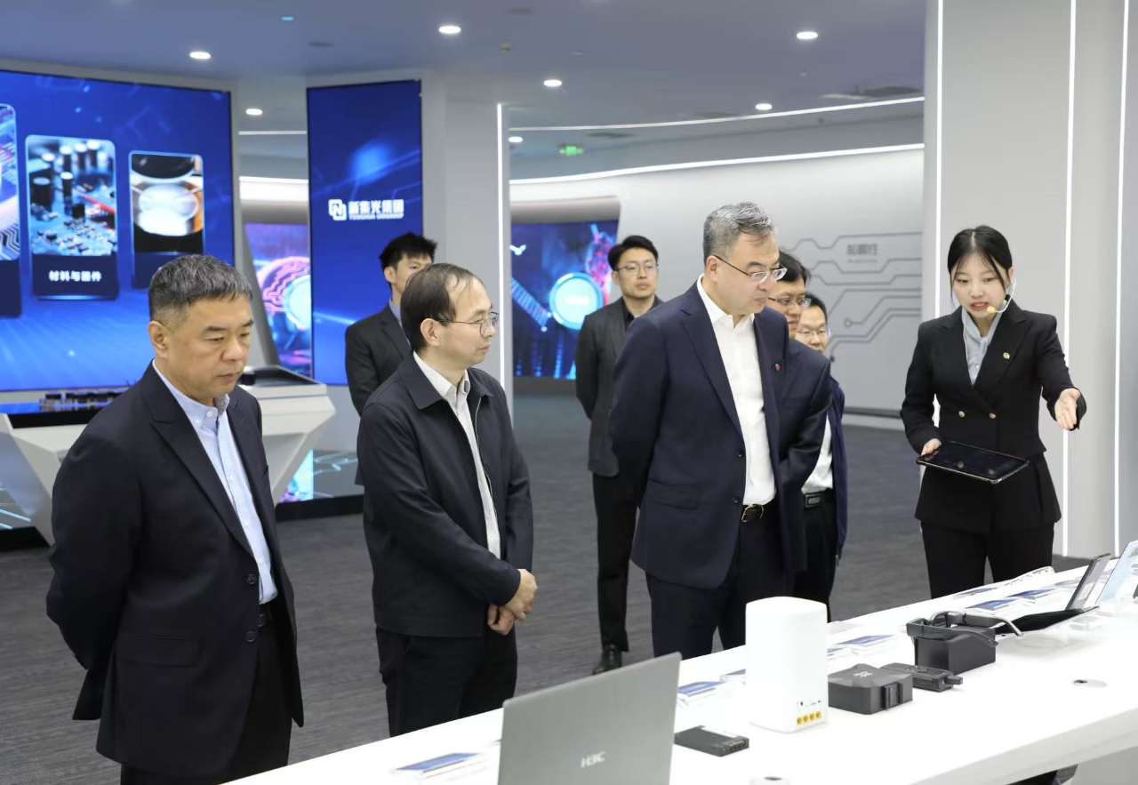 中保投资公司与新紫光集团签署战略合作协议